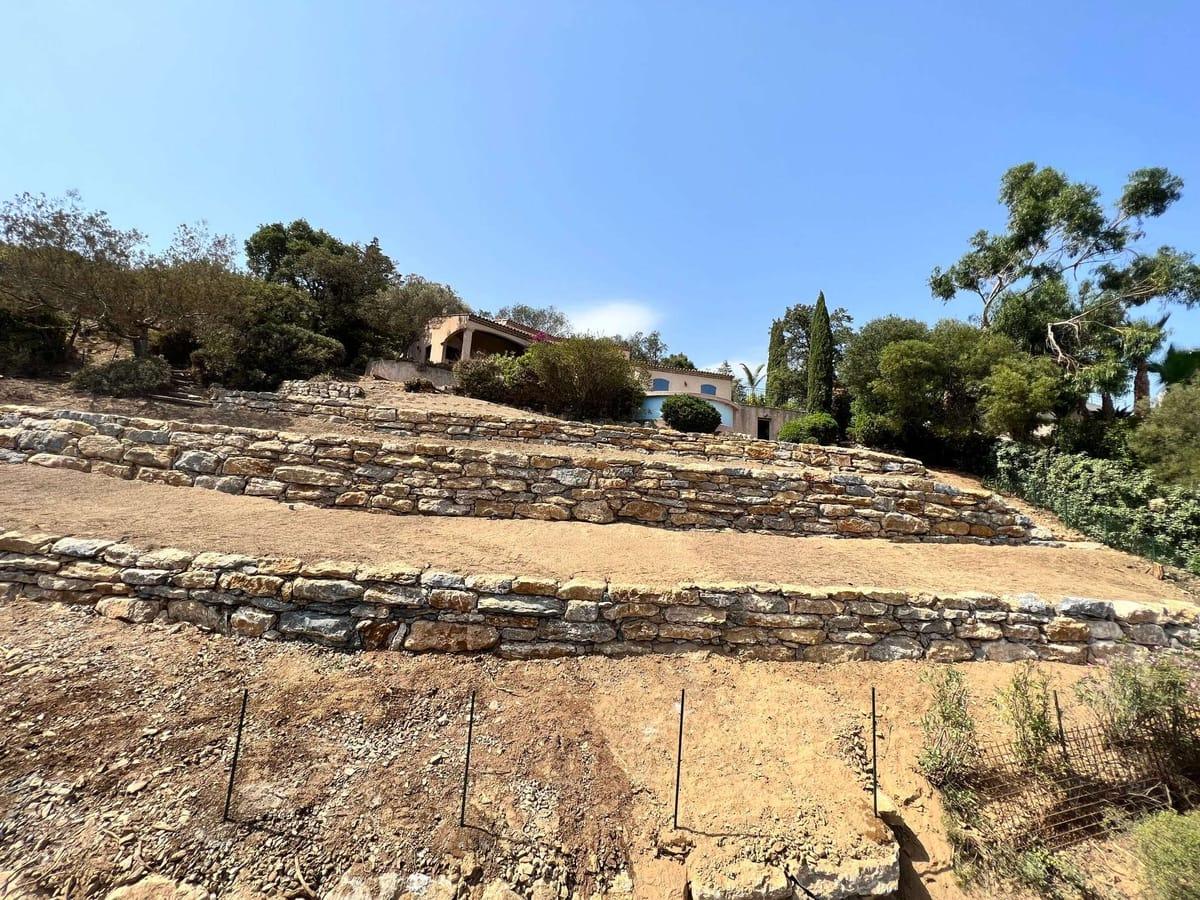 Murs de soutènement en pierre sèche en terrasses sur terrain en pente Var