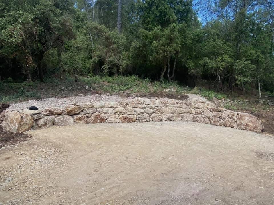 Mur de soutènement enrochement en arc avec pierres naturelles