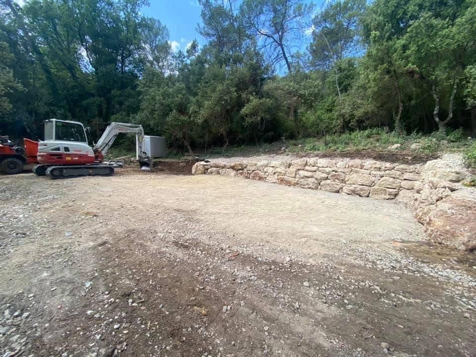Plateforme terrassée avec mur d'enrochement et mini-pelle Concaterra