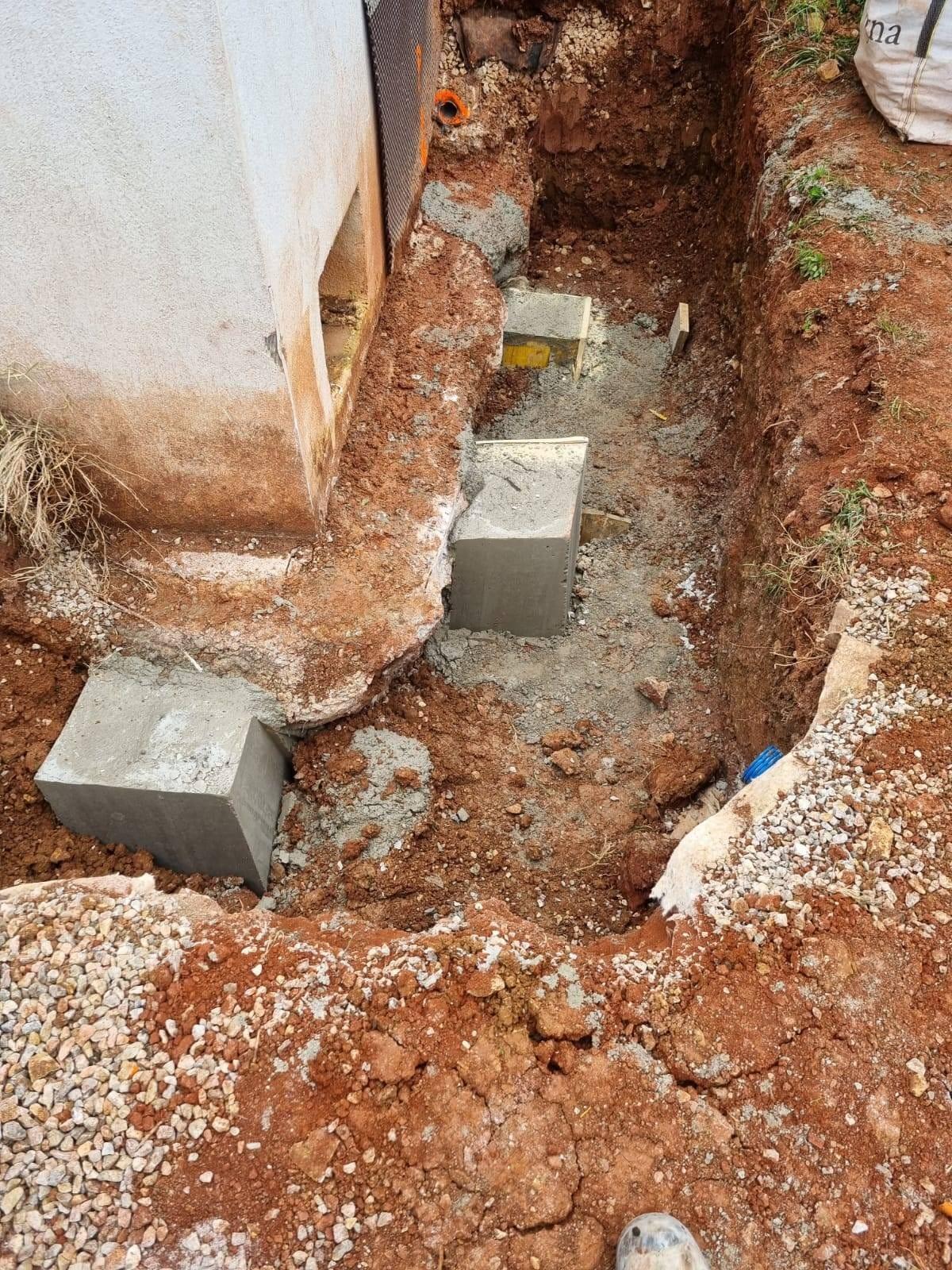 Reprise en sous-œuvre avec plots béton armé pour renforcement fondations maison Var