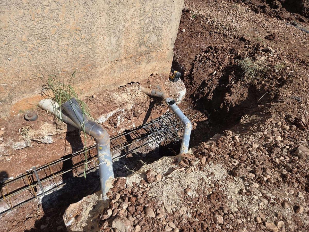Réseaux PVC et ferraillage fondations reprise en sous-œuvre maison Var