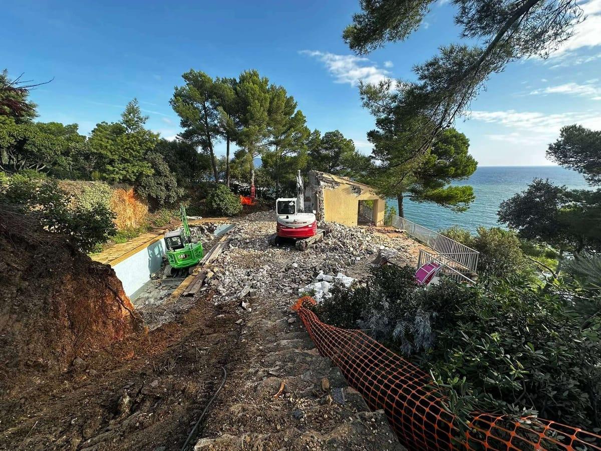 Démolition villa vue mer avec mini-pelles Concaterra côte varoise