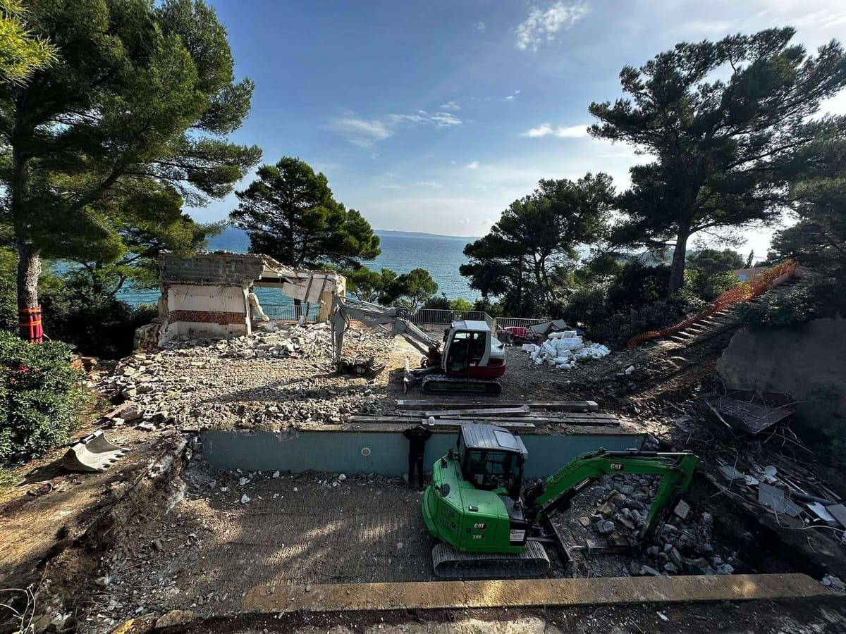 Chantier démolition terrassement bord de mer avec excavateurs Var