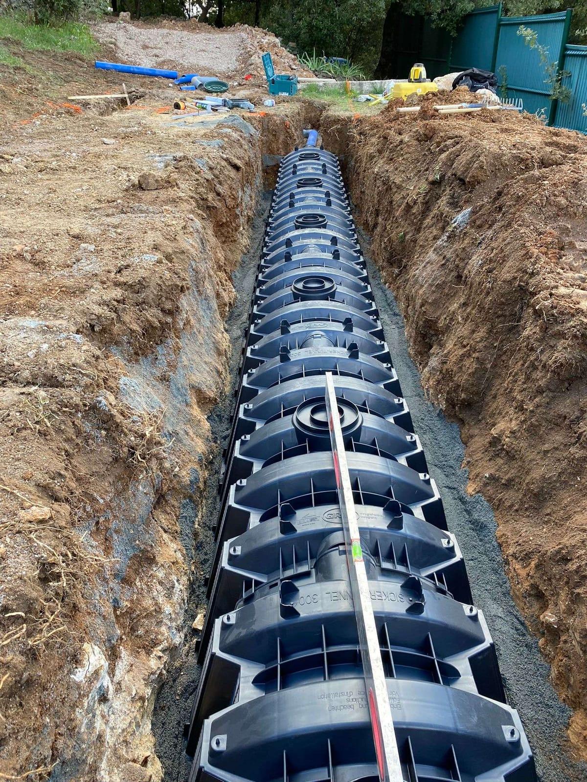 Installation modules tunnel drainage eaux pluviales en tranée Var