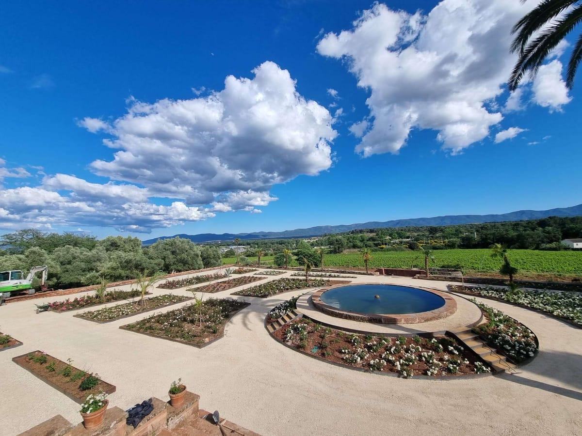 Aménagement jardin de propriété avec bassin rond et massifs fleuris Var
