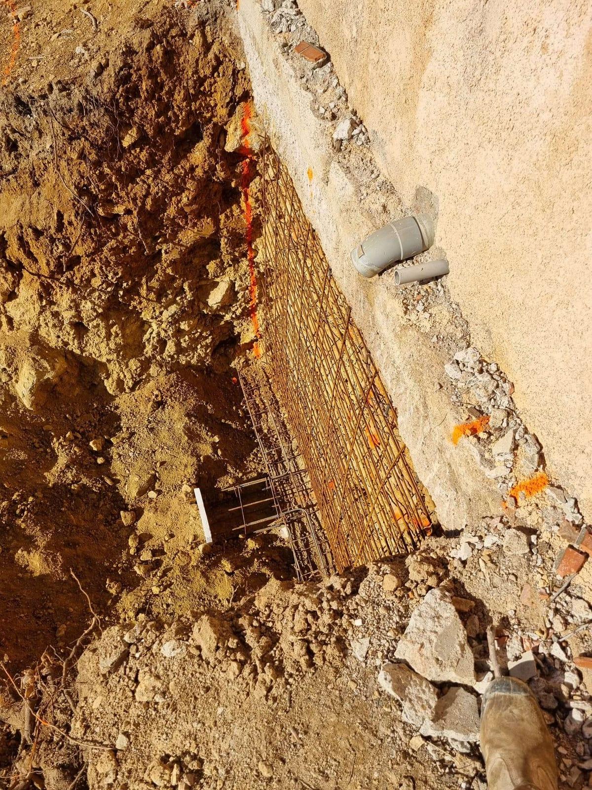 Ferraillage voile béton armé contre mur existant avec réseaux PVC reprise en sous-œuvre Var