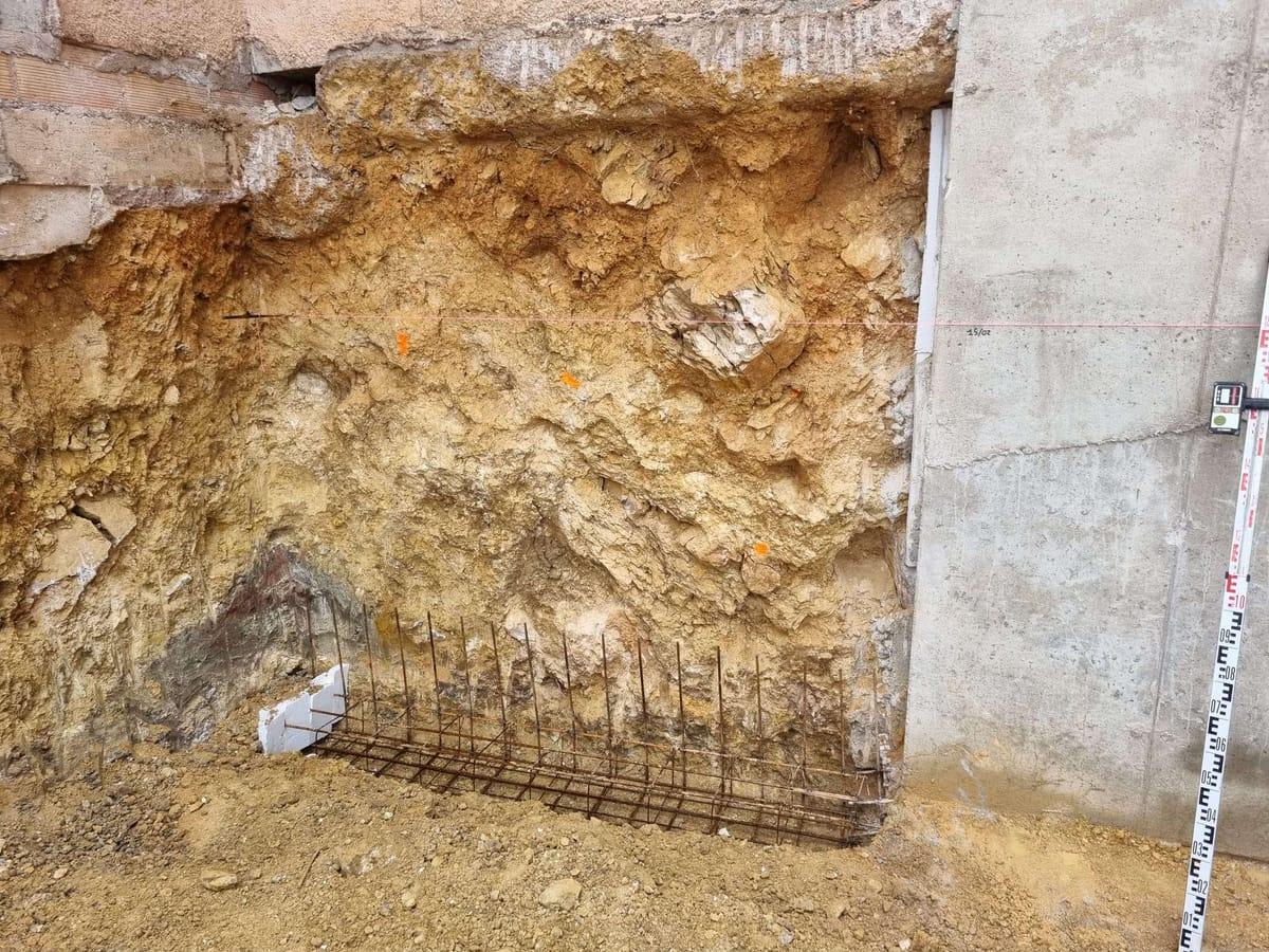 Semelle béton armée avec niveau laser reprise fondations maison Var