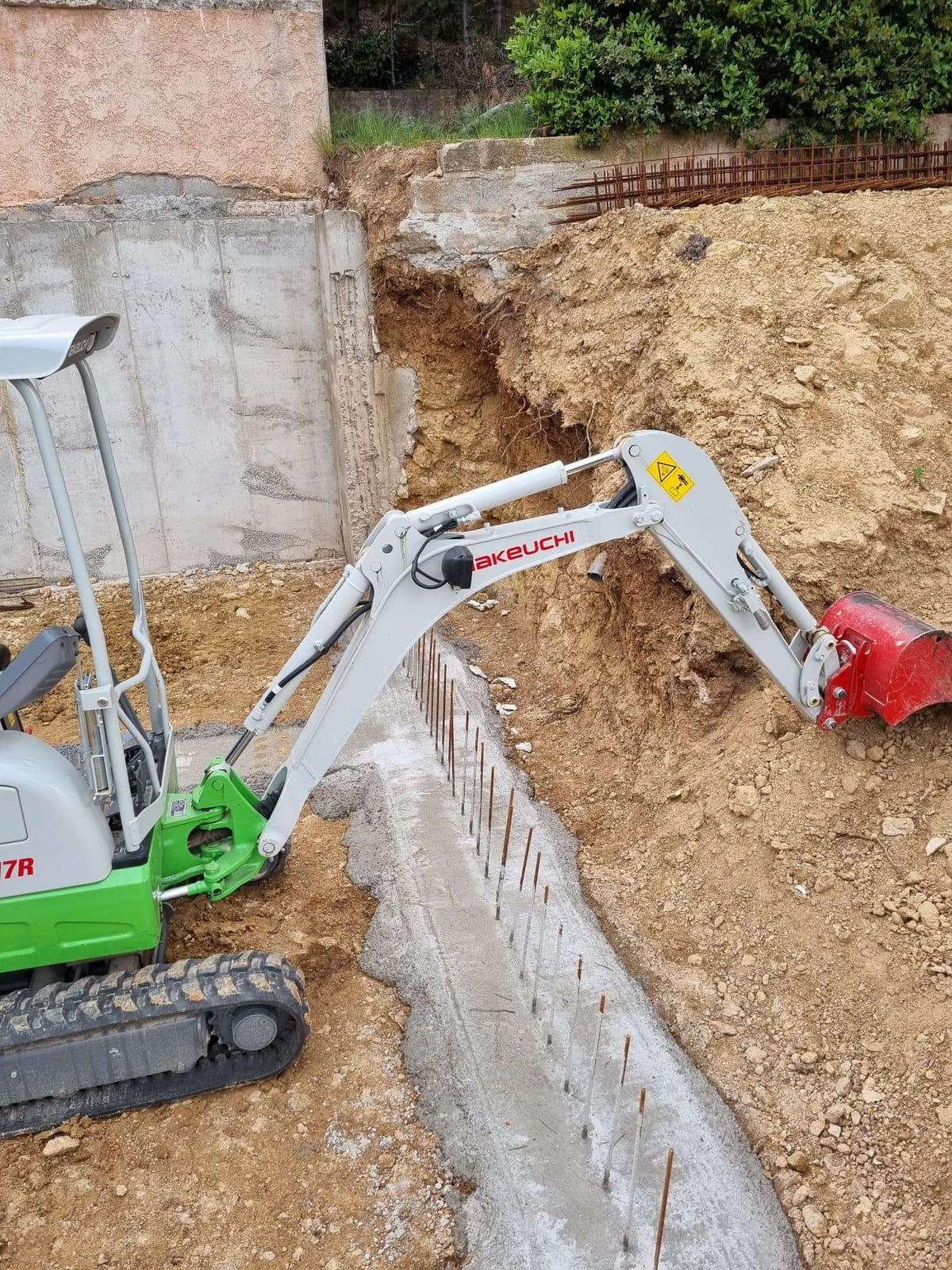 Mini-pelle Takeuchi TB217R forage semelle filante fondations spéciales Var
