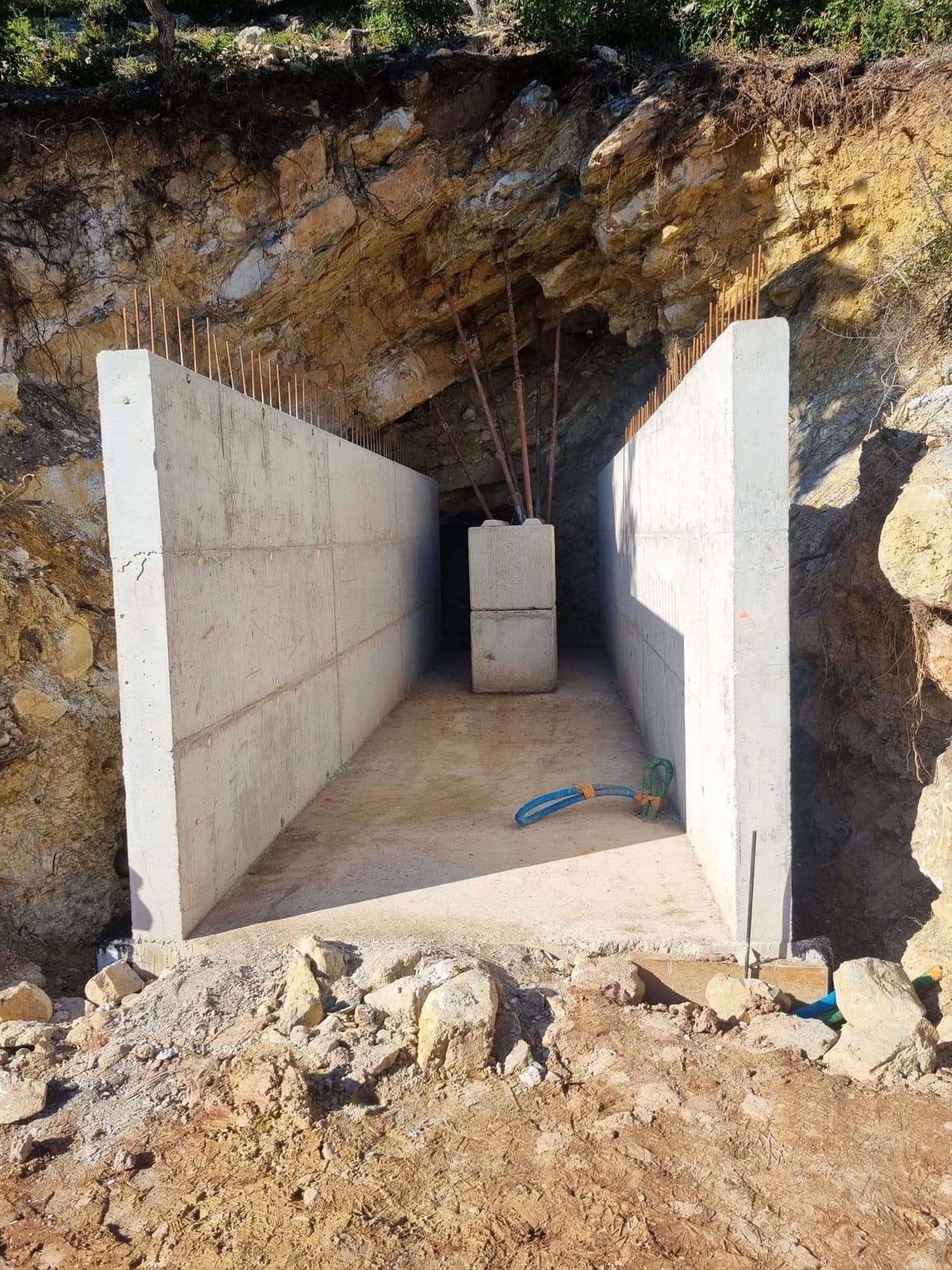 Vide sanitaire box béton armé creusé entre parois rocheuses Var