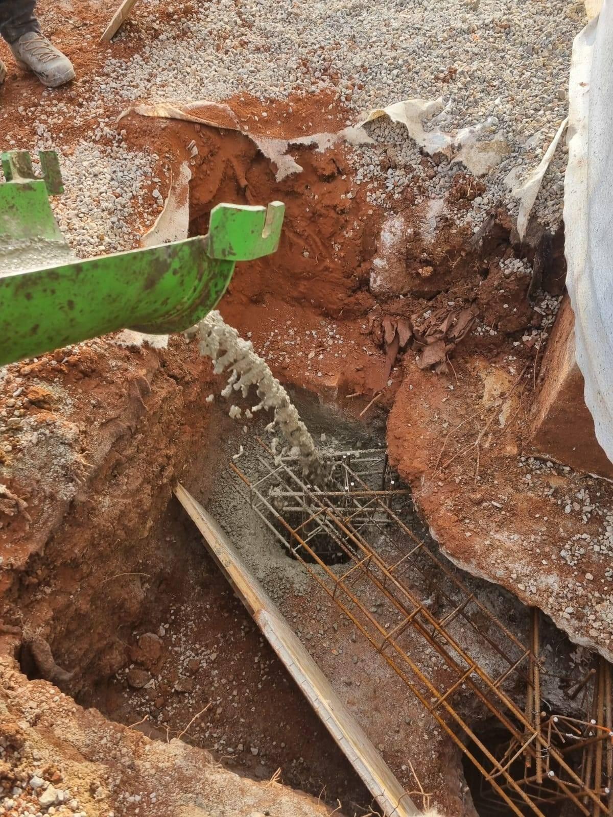Coulage béton depuis benne dans fouille cage ferraillage micropieu Var