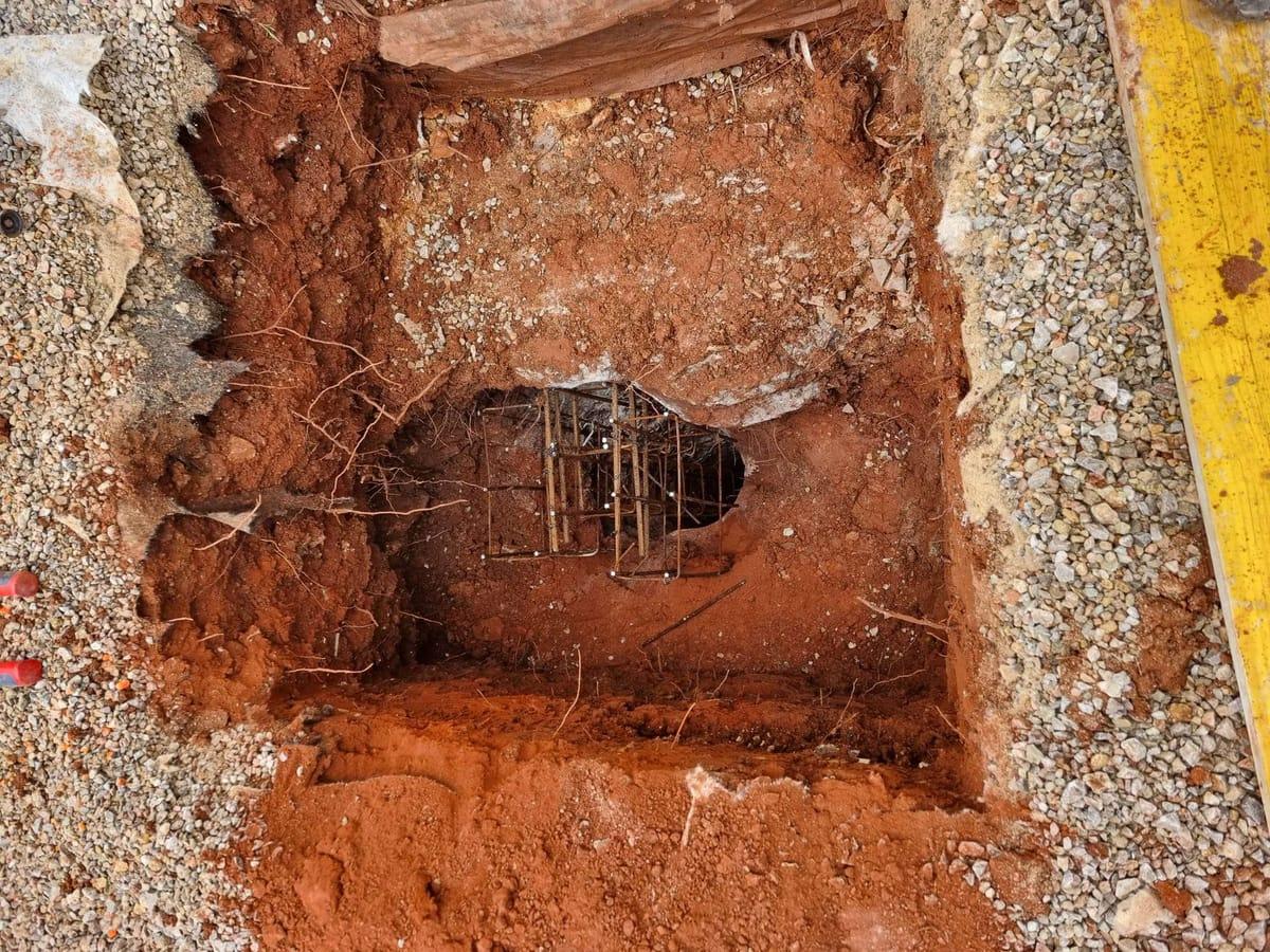 Fouille micropieu vue plongée cage ferraillage circulaire fondations Var