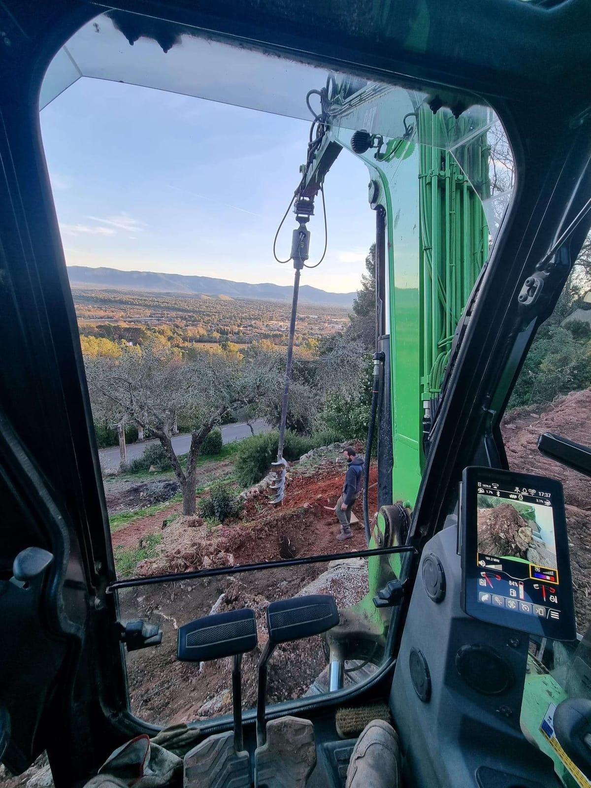 Forage micropieux depuis cabine SENNEBOGEN vue panoramique vallée Var