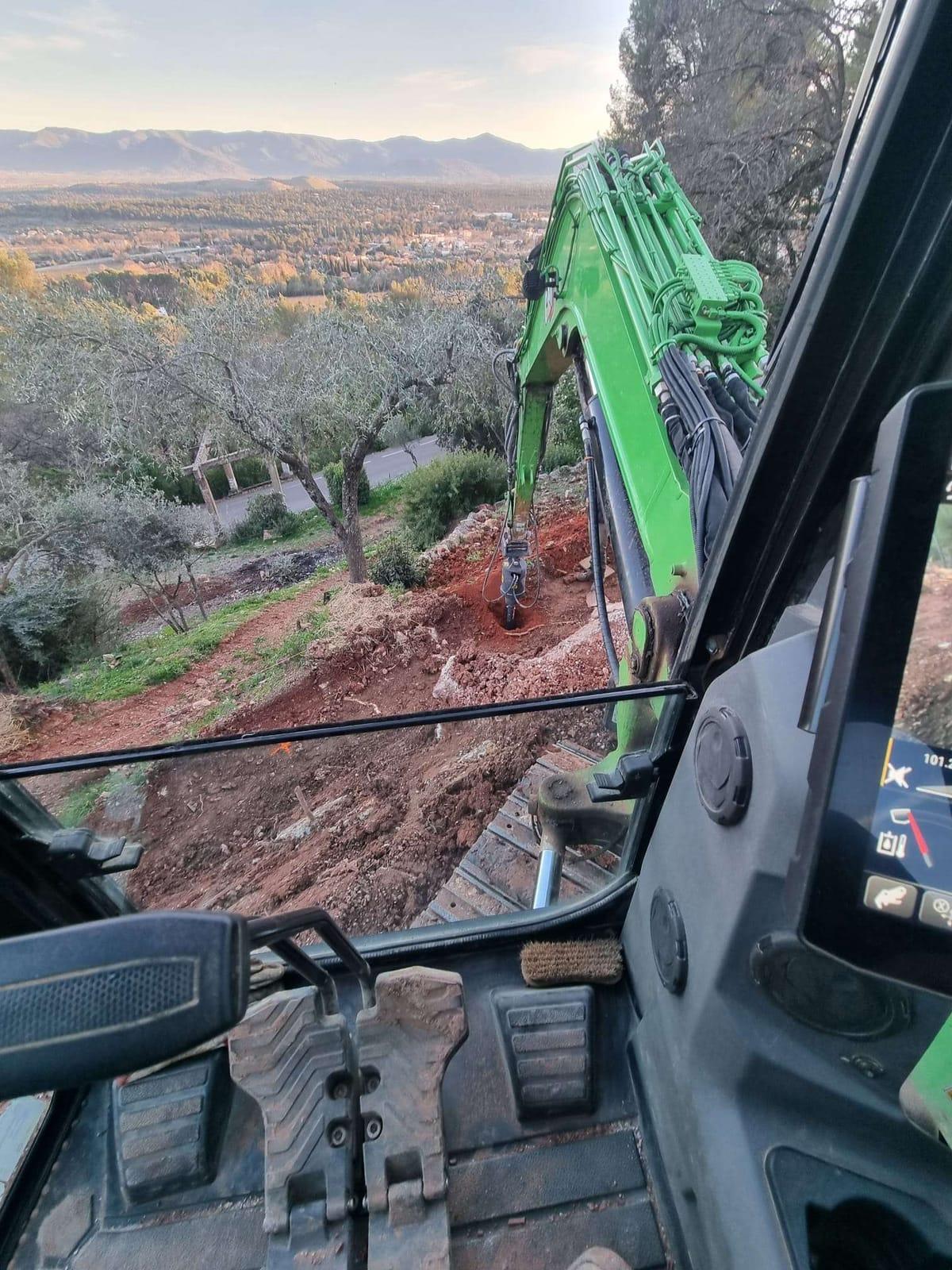 Forage tarière micropieux terrain escarpé vue cabine SENNEBOGEN Var