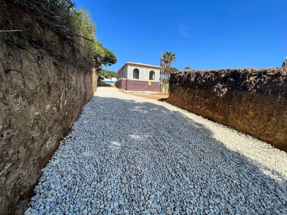 Allée gravillons terrassée entre deux talus villa provençale Var