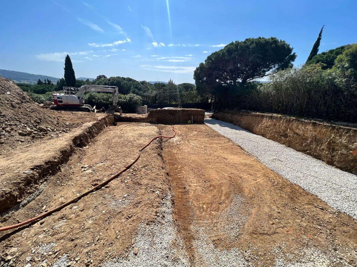 Grande fouille terrassée avec drainage et excavateur Takeuchi Var