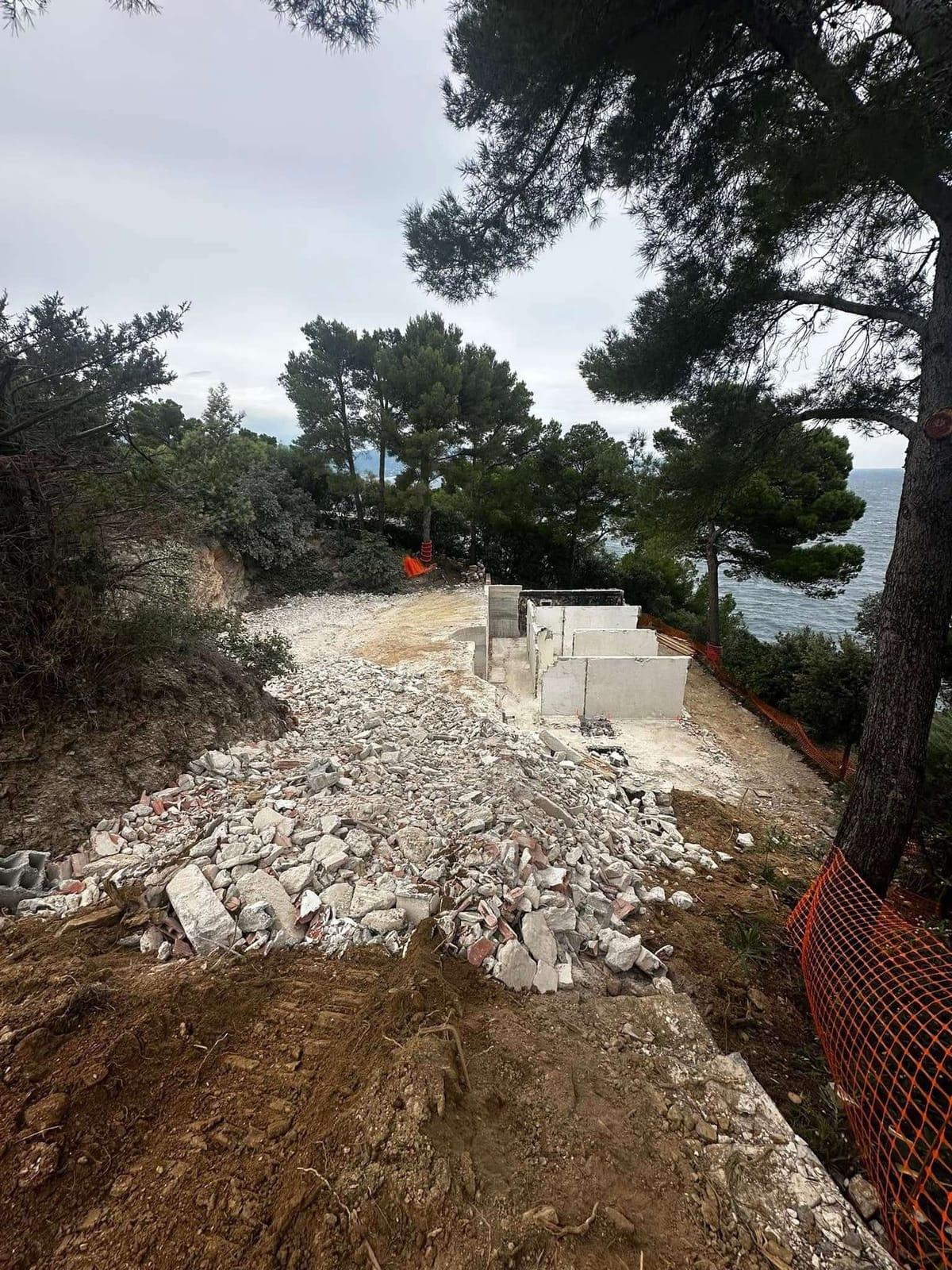 Terrain après démolition avec déblais et blocs béton préfabriqués vue mer côte varoise